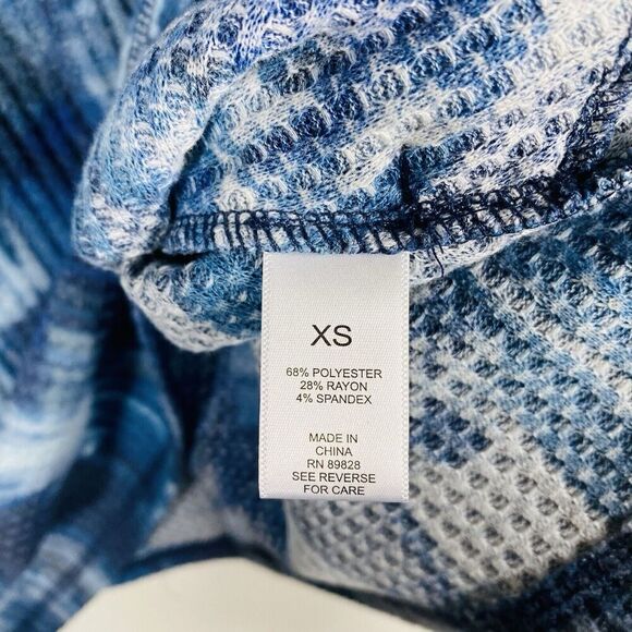 LOGO Lounge Lori Goldstein Sz XS Abstract Print Cloud Waffle Mock Neck Top Blue - Picture 4 of 5